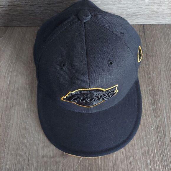 Adidas Los Angeles Lakers 210 Fitted Flex Hat 7 1/4 to 7 5/8 NBA Black - Picture 2 of 7